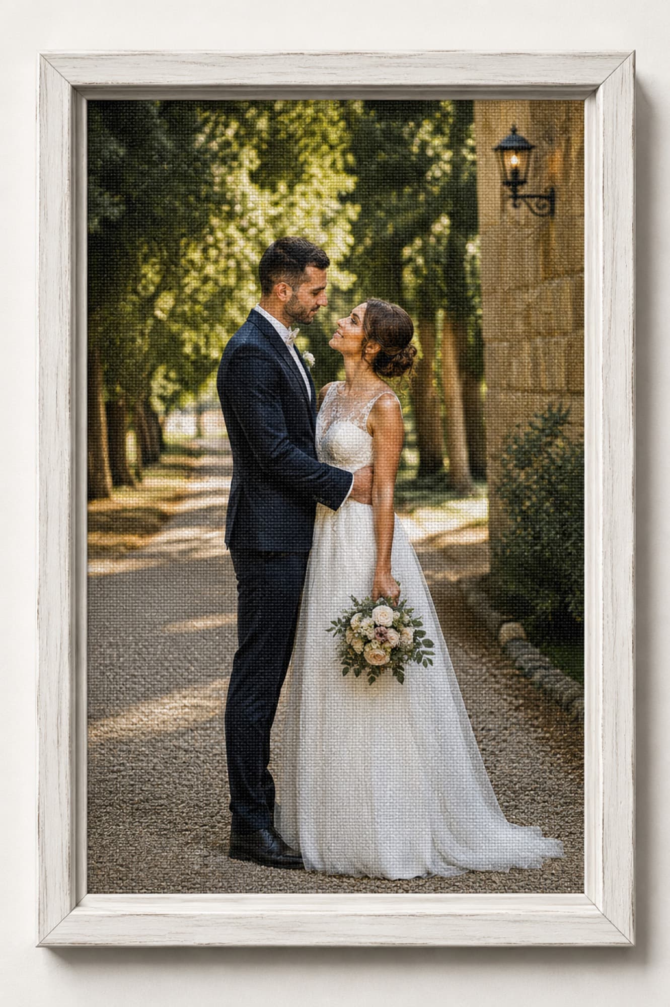 Photo de mariage imprimée sur toile et encadrée de bois.